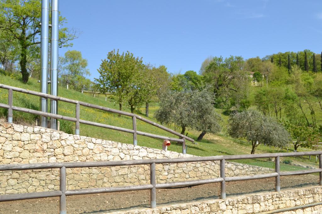ロニーゴ Casale La Rocchetta Bed & Breakfast エクステリア 写真